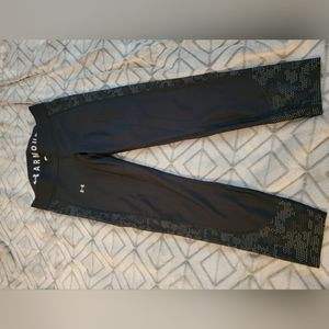 Under armour womens headgear compression Capri legging - size L